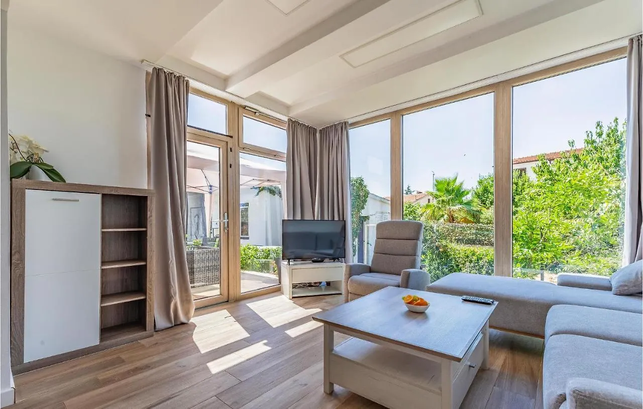 2 Bedroom Gorgeous Apartment In ميدولين